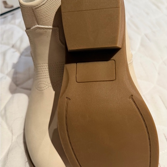 NEW Cream Ankle Boots with Cutout Design size 6 - Picture 5 of 6